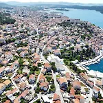 Vega - Spacious Home, Garden, Terrace & Garage * Sibenik