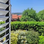Apartment Vega - Spacious Home, Garden, Terrace & Garage *