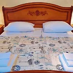 Vega - Spacious Home, Garden, Terrace & Garage Apartment