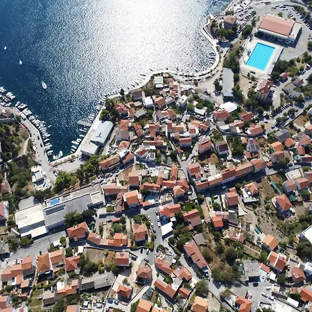 Apartment Vega With Private Garden, Terrace And Garage *