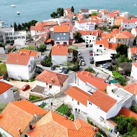 Vega With Private Garden, Terrace And Garage Sibenik