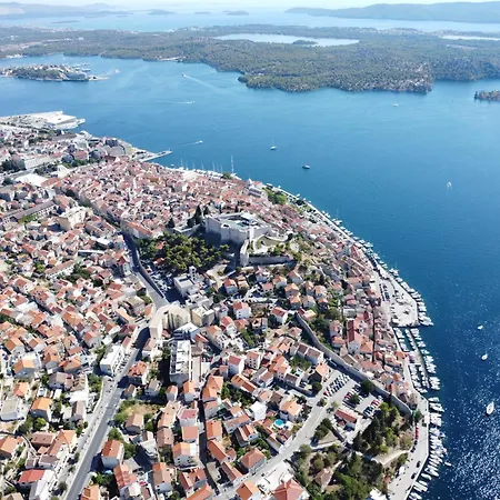 Appartamento Vega With Private Garden, Terrace And Garage *