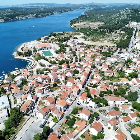 아파트 Vega - Spacious Home, Garden, Terrace & Garage