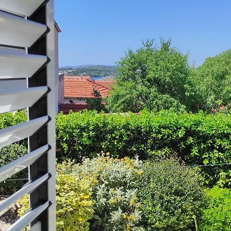 公寓 Vega With Private Garden, Terrace And Garage *