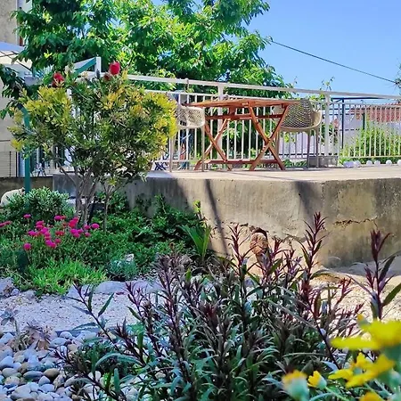 Vega With Private Garden, Terrace And Garage 公寓 希贝尼克