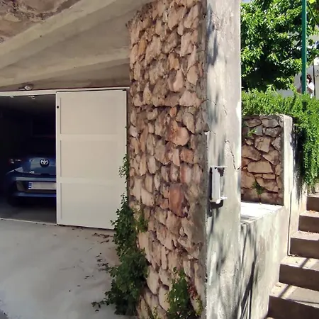 公寓 Vega With Private Garden, Terrace And Garage 希贝尼克