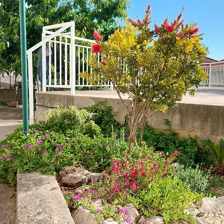 Vega With Private Garden, Terrace And Garage Apartment
