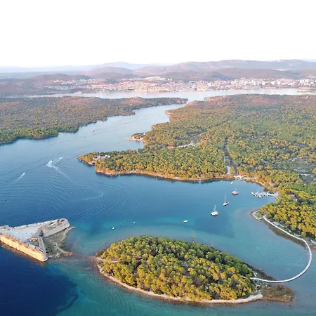 Vega - Spacious Home, Garden, Terrace & Garage 시베니크