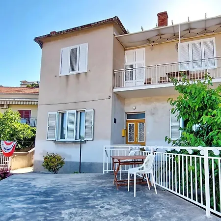 Vega With Private Garden, Terrace And Garage 希贝尼克