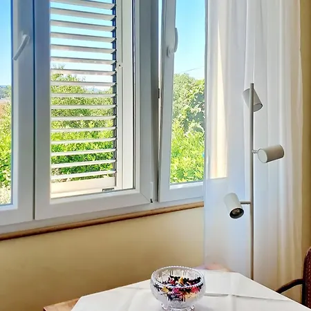 Vega - Spacious Home, Garden, Terrace & Garage Szybenik