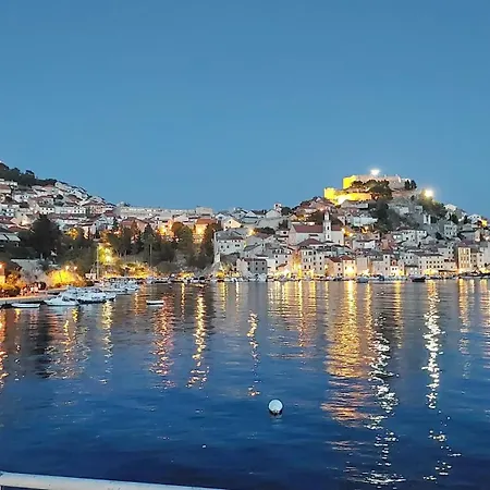 公寓 Vega With Private Garden, Terrace And Garage 希贝尼克