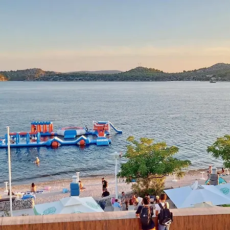 Vega With Private Garden, Terrace And Garage 公寓