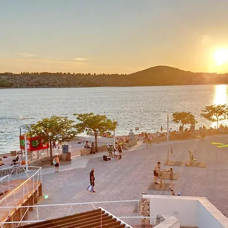 公寓 Vega With Private Garden, Terrace And Garage 希贝尼克