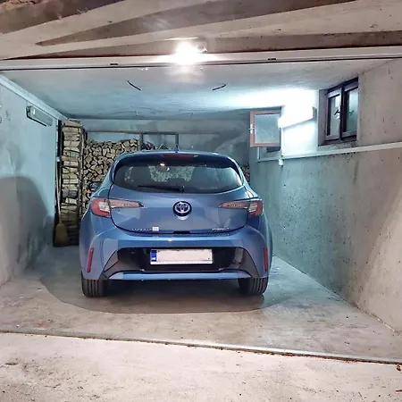 Vega - Spacious Home, Garden, Terrace & Garage 시베니크