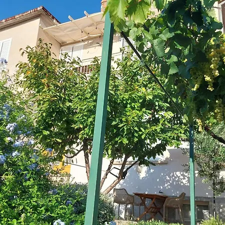 公寓 Vega With Private Garden, Terrace And Garage