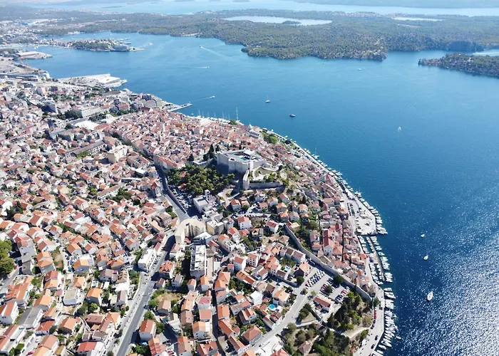 Apartment Vega - Spacious Home, Garden, Terrace & Garage *