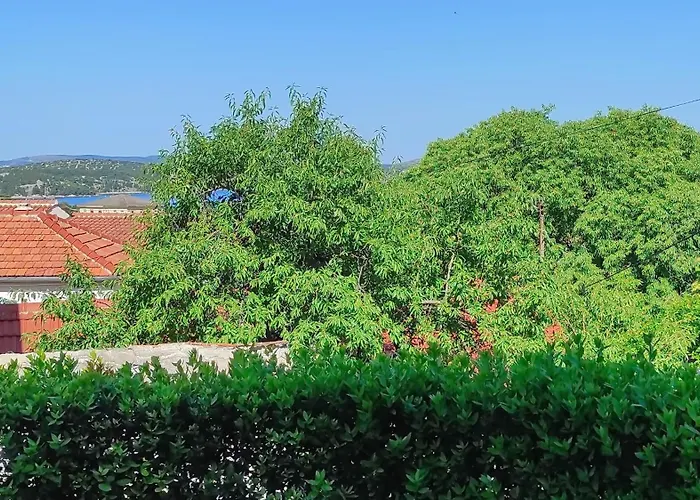 Vega - Spacious Home, Garden, Terrace & Garage 시베니크