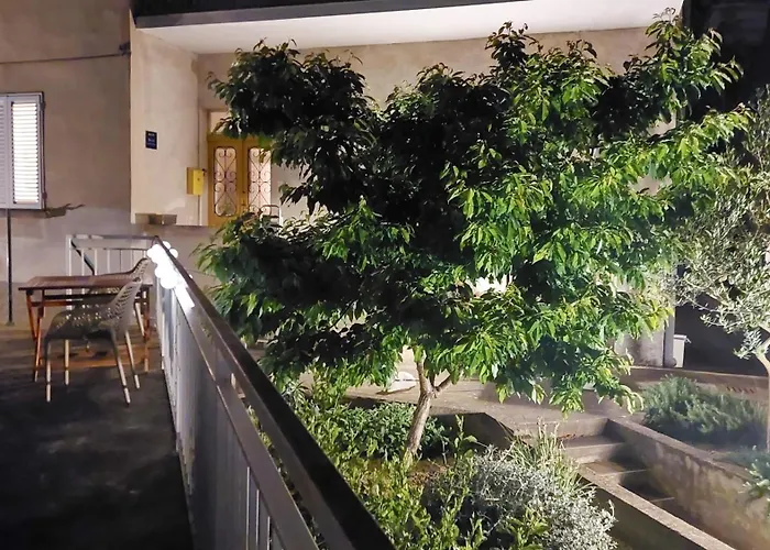 Vega - Spacious Home, Garden, Terrace & Garage 아파트