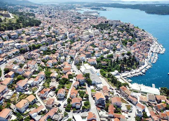 Vega - Spacious Home, Garden, Terrace & Garage * Šibenik