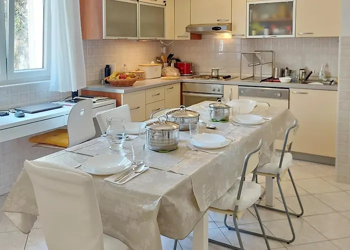 Vega - Spacious Home, Garden, Terrace & Garage * 시베니크