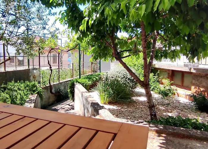 Vega - Spacious Home, Garden, Terrace & Garage *