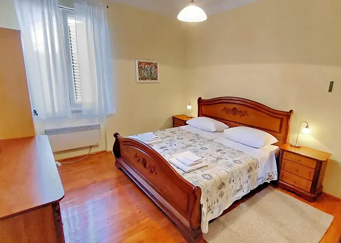 Vega - Spacious Home, Garden, Terrace & Garage 시베니크