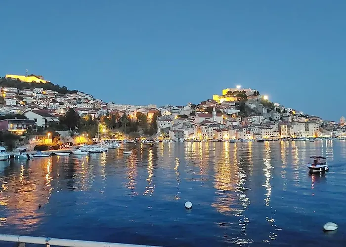 Daire Vega With Private Garden, Terrace And Garage Šibenik