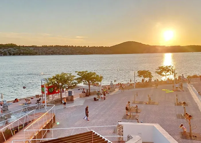 Daire Vega With Private Garden, Terrace And Garage Šibenik
