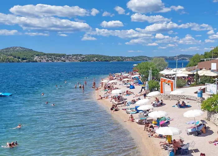 Vega - Spacious Home, Garden, Terrace & Garage Apartmán *