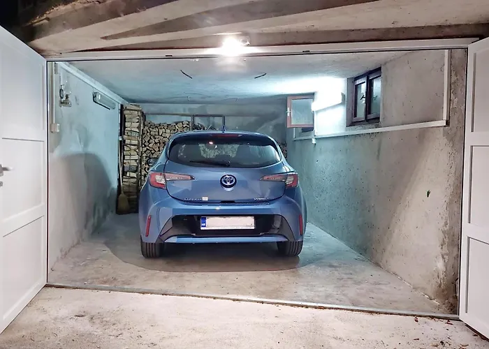 Vega - Spacious Home, Garden, Terrace & Garage 시베니크